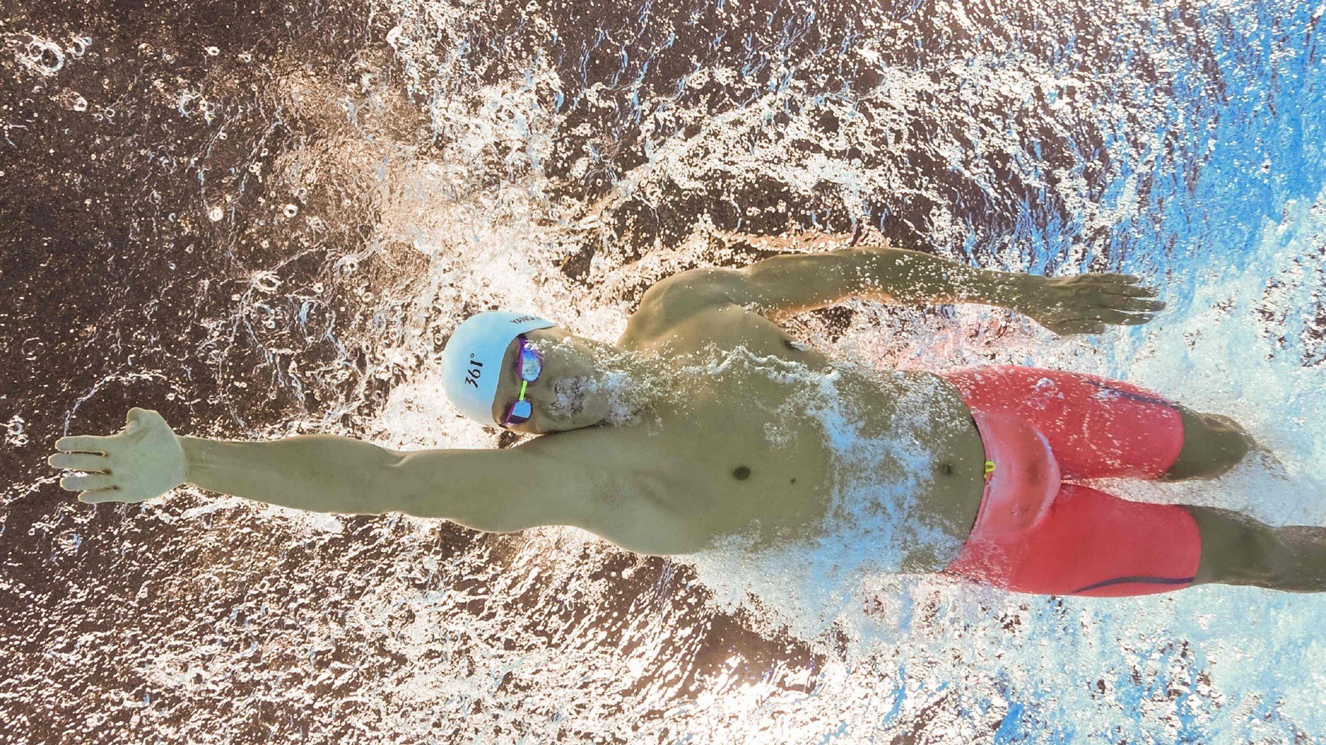 多支队伍采用高位逼抢战术比赛节奏全面加快更具观赏性，高位低抢