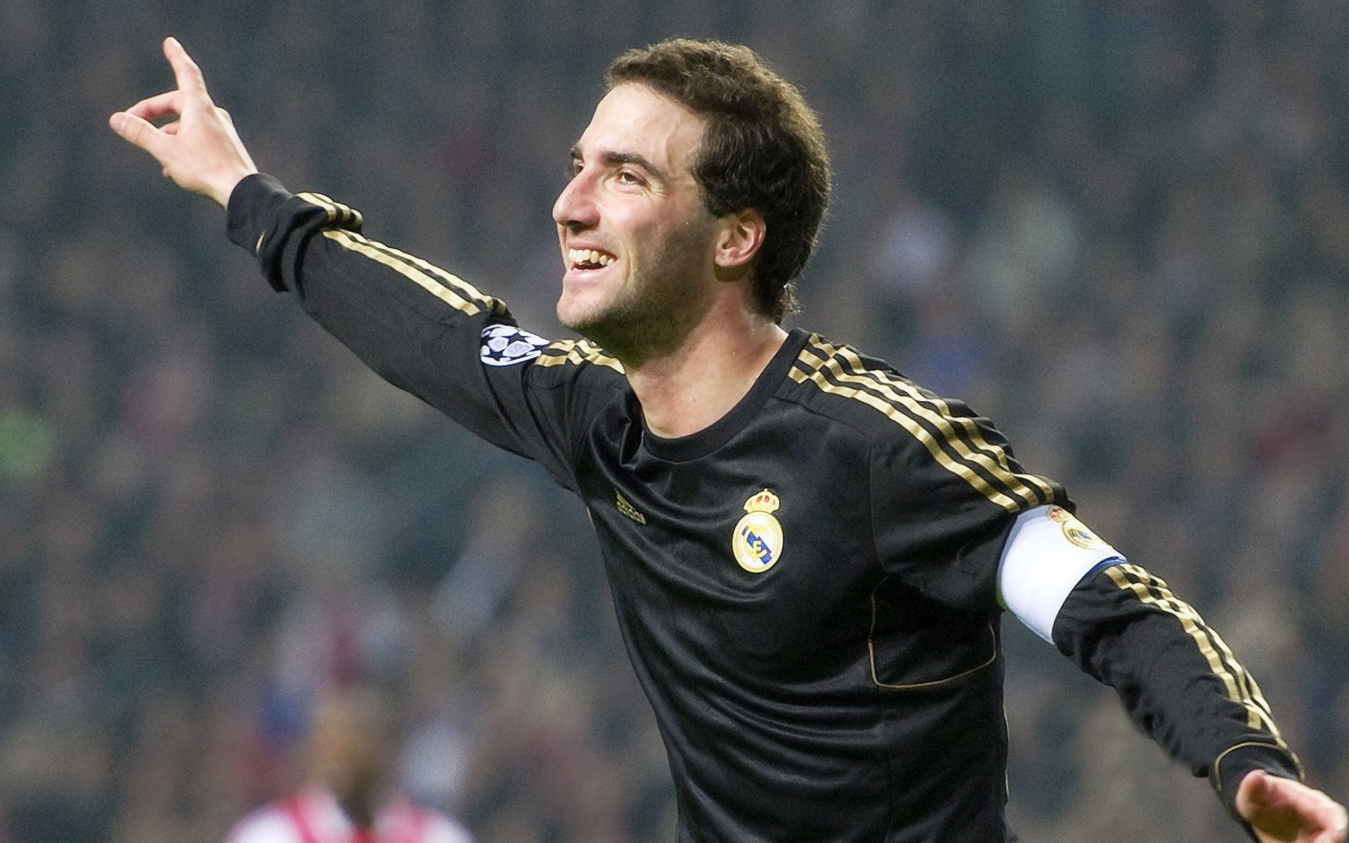 可笑，海港球迷竟认为被裁判针对，称泰山队在裁判保驾护航下拿到胜利